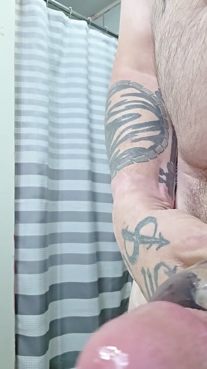 Ordentlige badeværelsesstrøg cumshot