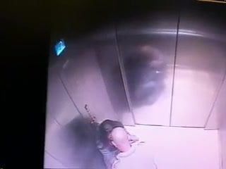 Horny trong thang máy