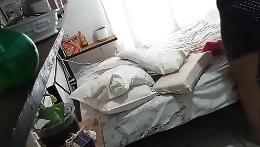 Olgun orta yaşlı seksi kadın odasını temizliyor 1