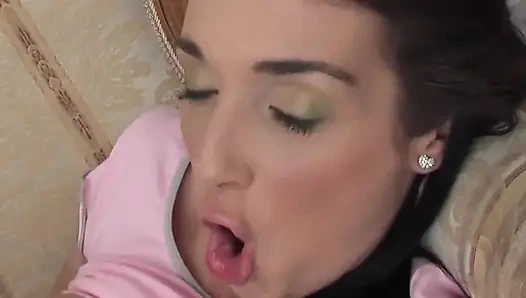 Симпатичная анальная сцена -3_Busty брюнетка Leslie наслаждается ее киской и трахнутой в задницу