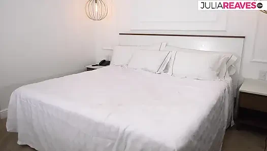 Kaltak büyük bir yarağı emiyor ve sonra ağzına boşaltıyor