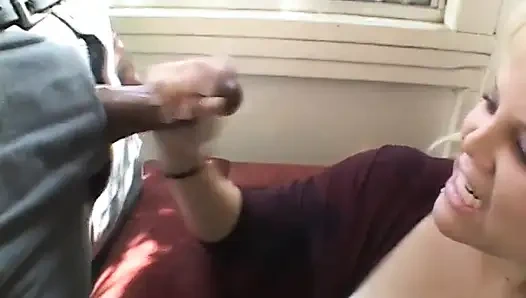 Pria kulit hitam kontol besar suka menyetubuhi ketiga lubang pada pelacur anal putih gemuk ini