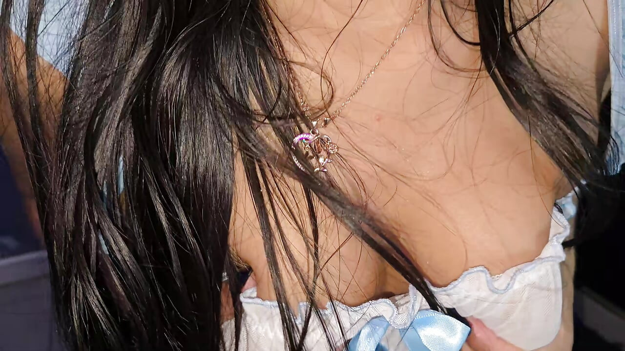 Süß und flirty spielt mit ihren fingern