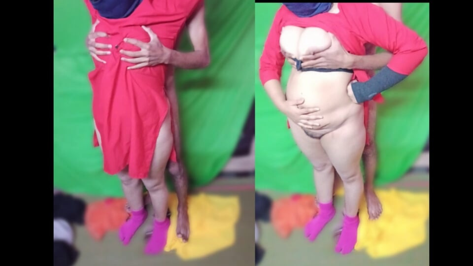 كان لي غاضبا جدا ، فاجأني أخي غير الشقيق برؤيتها ، كانت مستلقية عارية. جاء وطلب مني الضغط على الثدي الكبير