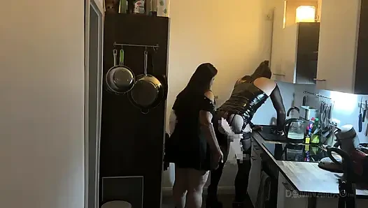 Mutfakta yumruk sokma çılgınlığı - olgun sürtükler geniş genişliyor