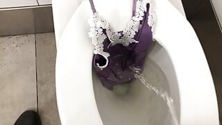 Lavendel satijnen camisole gedrenkt in pis en bedekt met sperma
