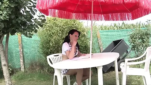 Genç kız arka bahçede sert sikiliyor