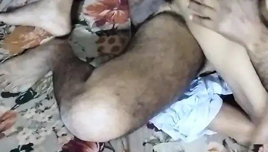 Güzel liseli kız güzel erkek arkadaşıyla ilk kez seks yapıyor