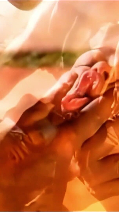 כוס צמוד, ציצים קטנים, רקדנית בטן אקזוטית רוכבת על שני זין גדולים במסיבת סקס משולשת פרועה וסקסית | קליפ 3