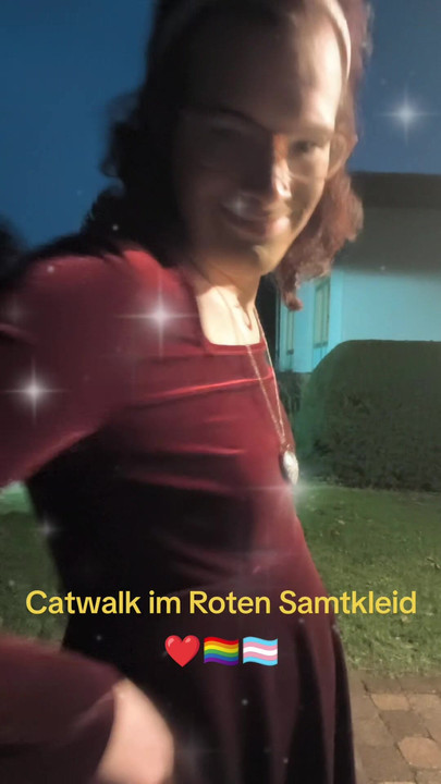 Modna pista u haljini od crvenog baršuna.