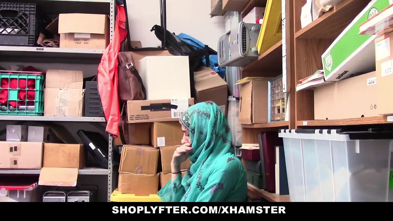 Shoplyfter-ホットなイスラム教徒のティーンが捕まって嫌がらせ