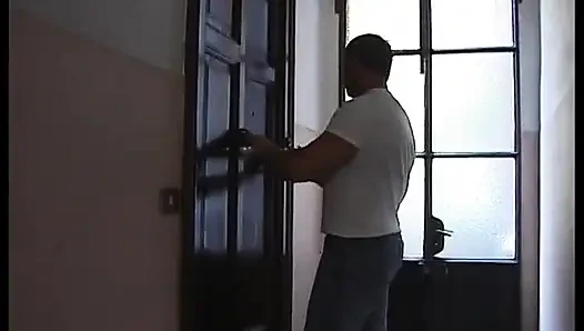 Amateur dünnes mädchen hart von einem typen mit großen muskeln von hinten geknallt