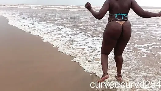 kilat di pantai sama pria lokal