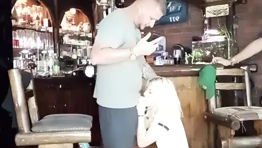 Meine freundin lutscht mich und der schwanz meines freundes kommt in den hals und auf titten