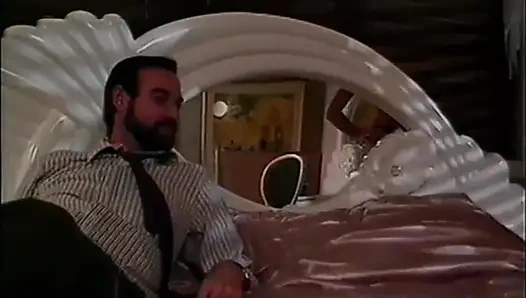 Ateşli büyük memeli evli kadın kocasının büyük yarağı için yalvarıyor