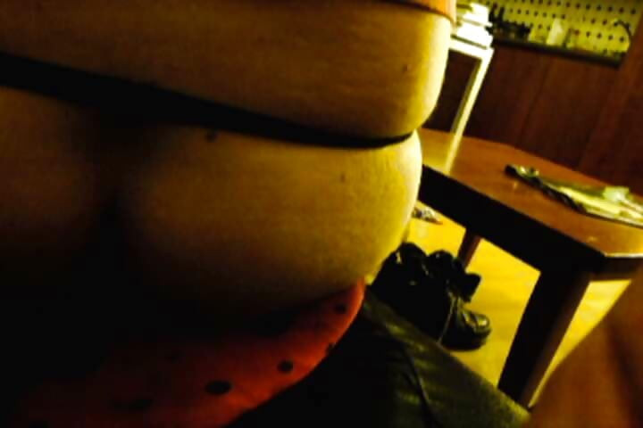 sissy girl si užívá dildo v prdeli, zatímco si povídá s cizími lidmi