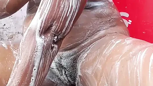 Pertunjukan mandi bugilku
