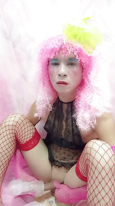 오안 레 트랜스젠더가 섹시한 옷을 입고 포르노 자지를 보여준다