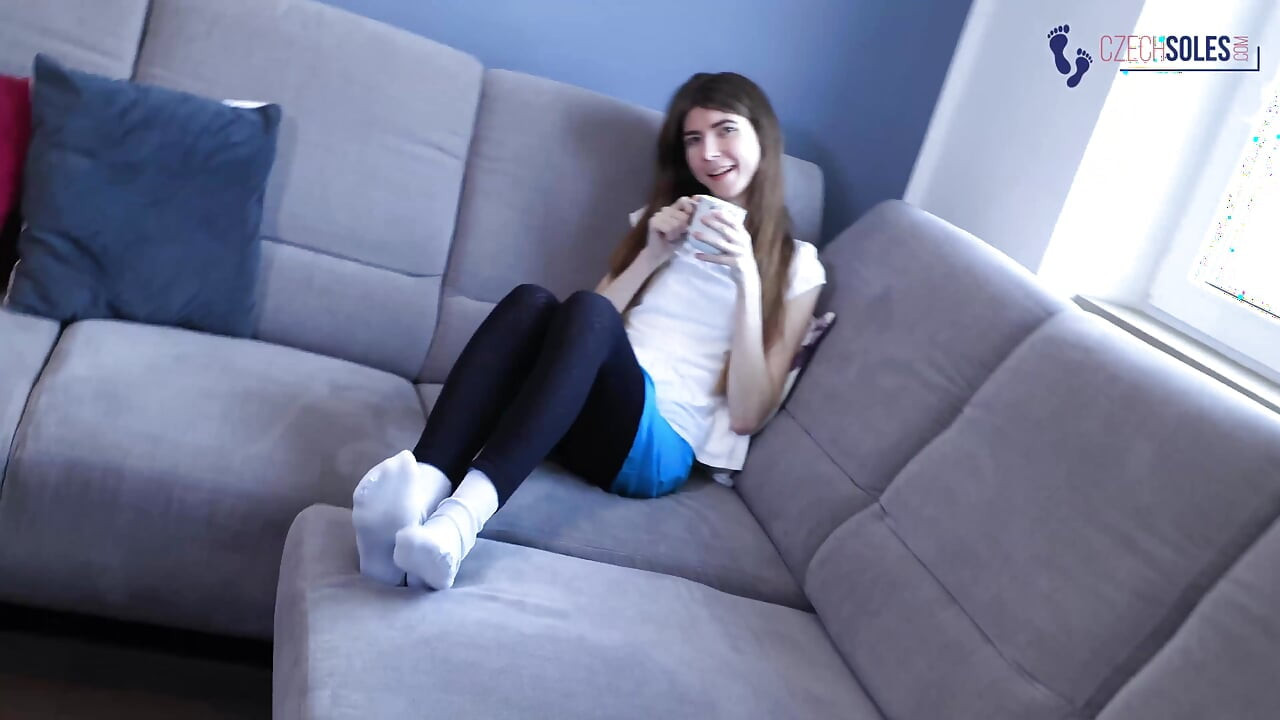 긴 발에 긴 손톱으로 괴롭히는 발 페티쉬