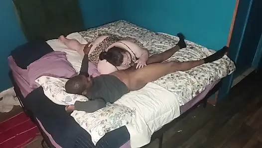 Cewek ini dientot habis-habisan sama kontol raksasa pria kulit hitam