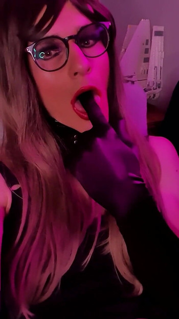 我现在很饥渴, 我经常不穿紧身衣, 但每当我穿紧身衣时, 我都会融化