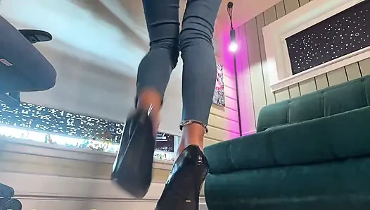 Sandy in Sexy Jeans. Geheime Aufnahme Von Heißer Masturbation