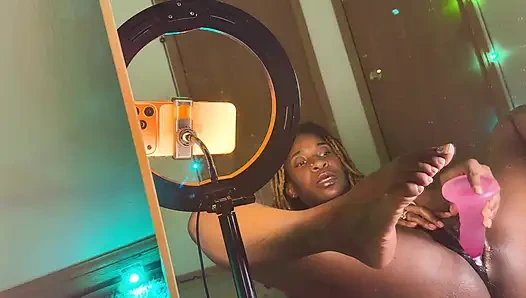 Seksi zenci güzel tabanlar ve kremsi amcık