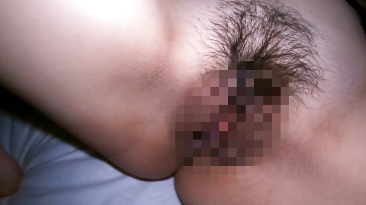 A153B03 Haar bleke lichaam zweeft in de duisternis, haar verleidelijke lichaam! Haar schattige gekreun kan het niet helpen, maar lekt eruit!