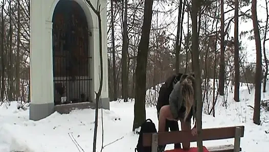 Pirang muda yang cantik meniduri kakeknya di salju