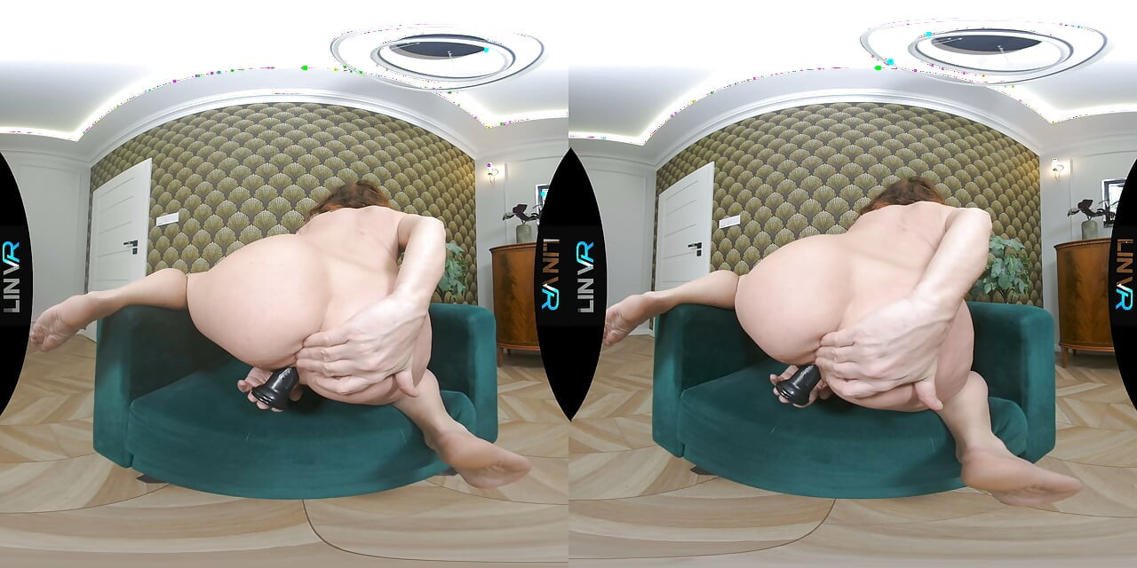 장난감과 단둘이 있는 빨간 머리 엄마