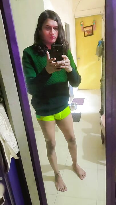 Zoya Shezadi Oturma Odasında Yalnızken Daha Mutlu Hissetmenin Tadını Çıkarıyor