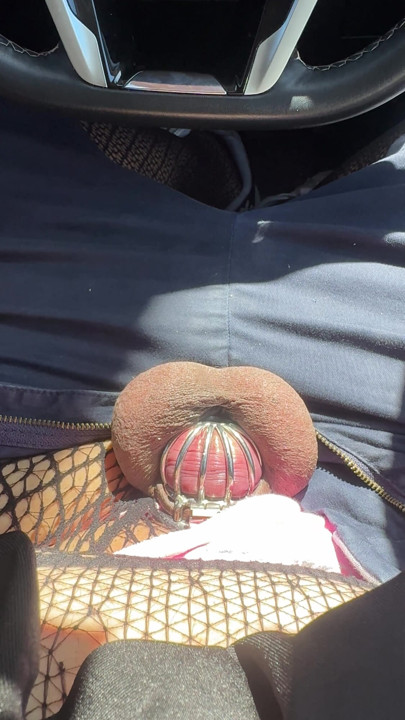 Şişman kadın kılıklı domuz trafikte kilitli klitorisini kontrol ediyor