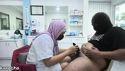 Dokter berhijab mencukur kontol tebal klien tidak ereksi selama mencukur