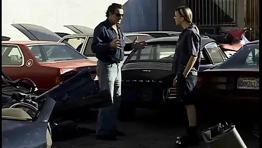 Wunderschöne blondine wird in einem junkyard gefickt