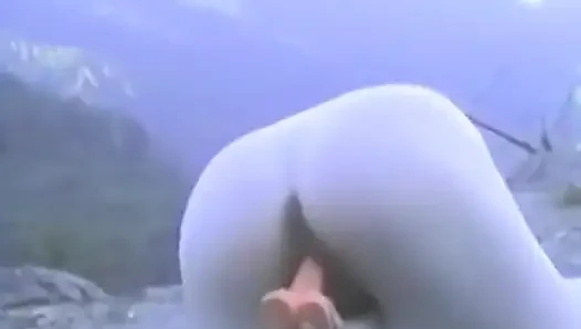 Dağlarda açık havada edepsiz konuşma dildo eylemi!