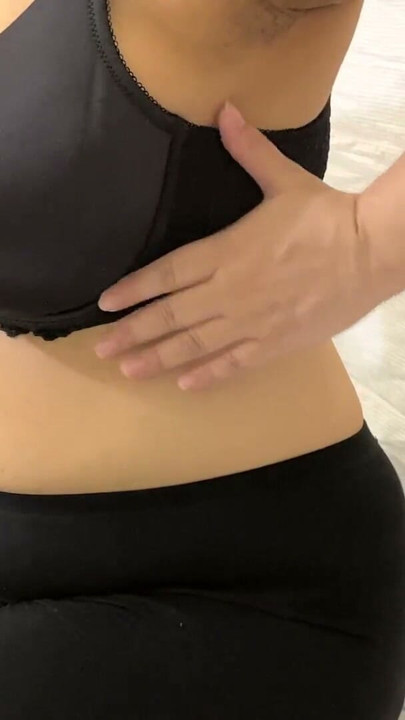 Baştan çıkarıcı orta yaşlı seksi anne Faustina Pierre seni baştan çıkarmak için büyük göğüslerini ortaya çıkarmak için siyah sutyenini çıkarıyor | Klip 1