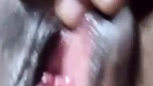 Bhabhi panas masturbasi untuk panggilan video dengan pacar rambut