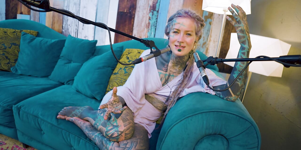 B hakkında konuşuyorum - bordem - asmr podcast sfw konuşuyor gotik sıska kız dreadlocks dövmeli model dövmeli kız