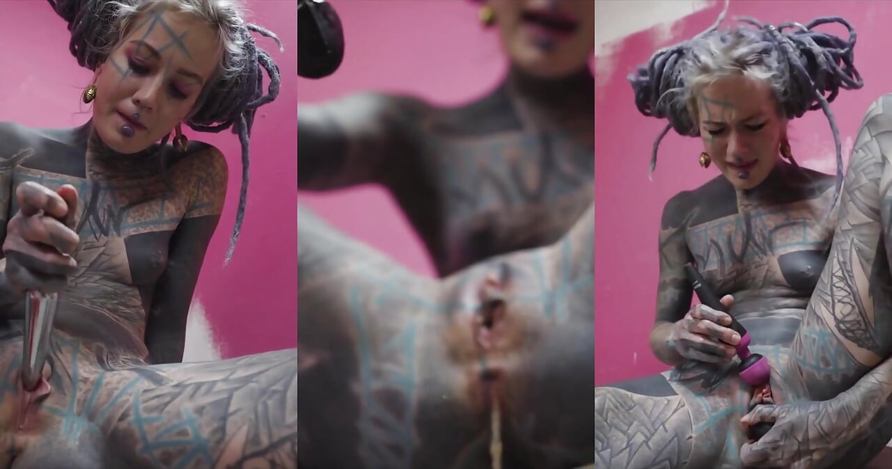 Ropa de trabajo de chica flaca tatuada obtiene pintura cachonda masturbación en solitario, anal, gapes, chorro
