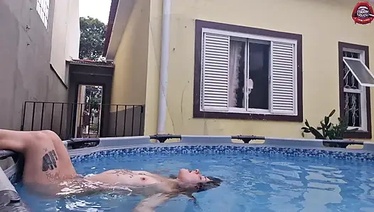 Sürtük Komşun Havuzda Kendini Gösteriyor