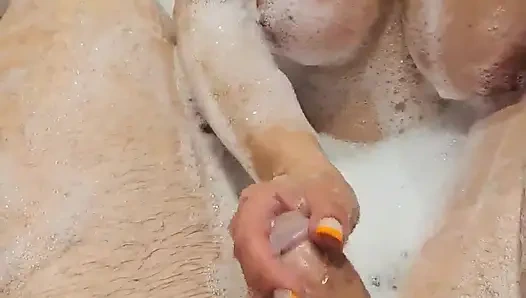 Sebelum masturbasi bareng-bareng istri seksi di kamar mandi sebelum nyepong kontol