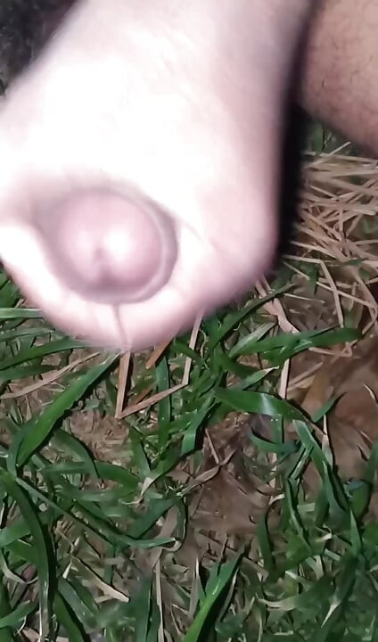 Chico cachondo masturbándose su gran polla hasta la corrida masiva