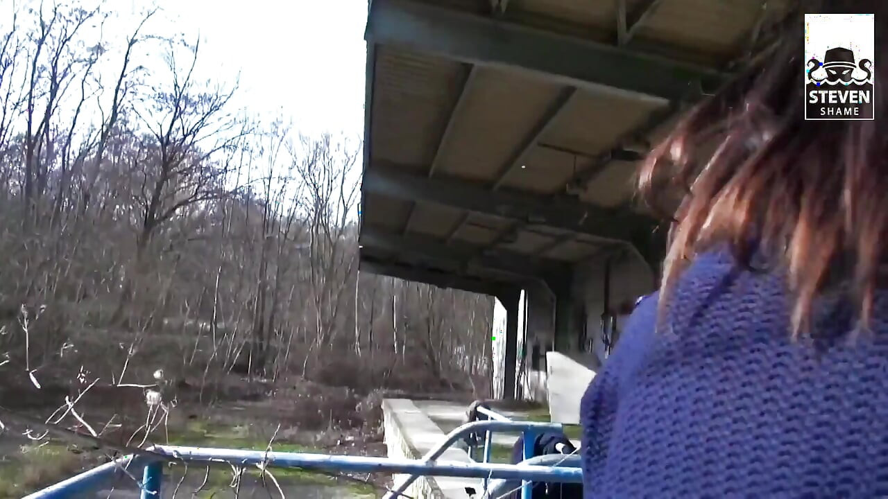 Interracial outdoor threesome fun: Skinny bitch enjoys black & white cock