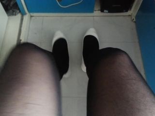 Білі лаковані туфлі з чорними колготками 4