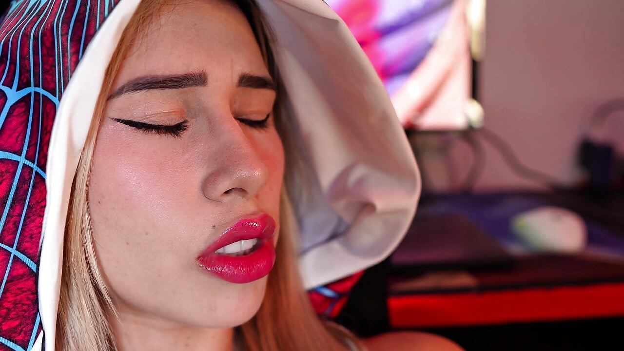Latina Tests Her New Toy with Her Boyfriend - Svakom Echo 2 Real Review