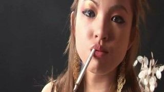 Heiße asiatische Raucherin verführt dich