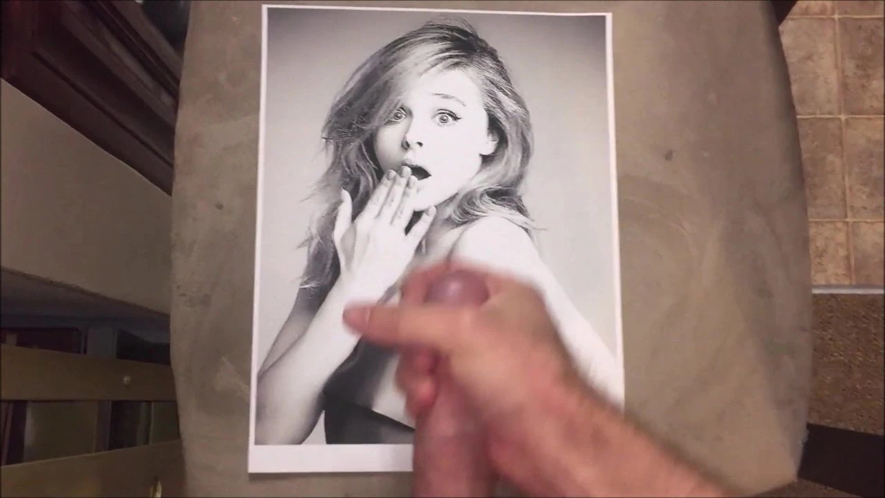 Tribut de spermă cu Chloe Moretz 06