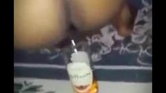 Une salope prend une bouteille de rhum dans sa chatte