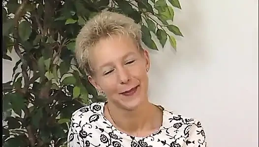 Blondine mit kurzen haaren spielt beim casting mit ihrer möse