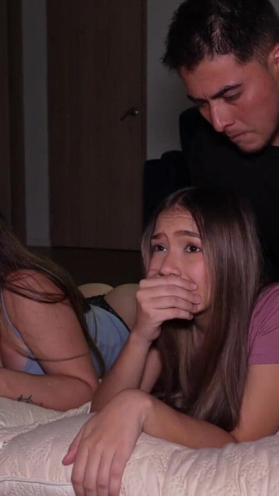 El padrastro se folla a la hijastra después de follar duro con su mejor amiga | Clip 1